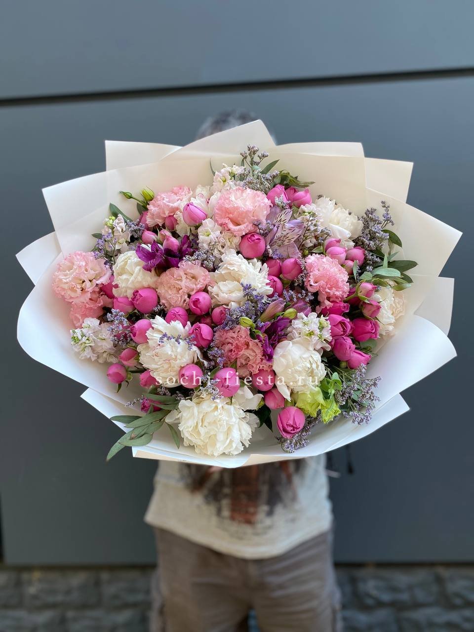 авторский свадебный букет из пионов и клематиса в кремово-белой гамме для невесты в региональном городе