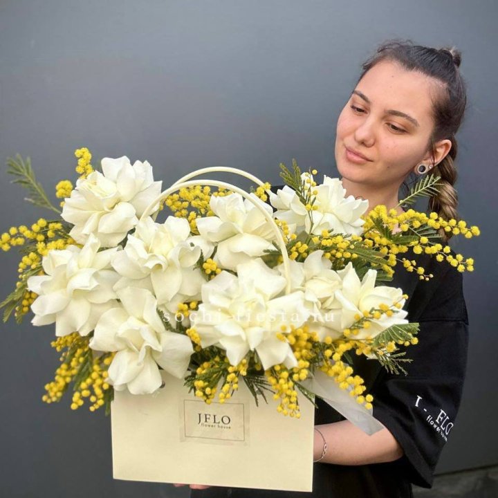 Французские Розы и мимоза  в сумочке  в Невинномысске