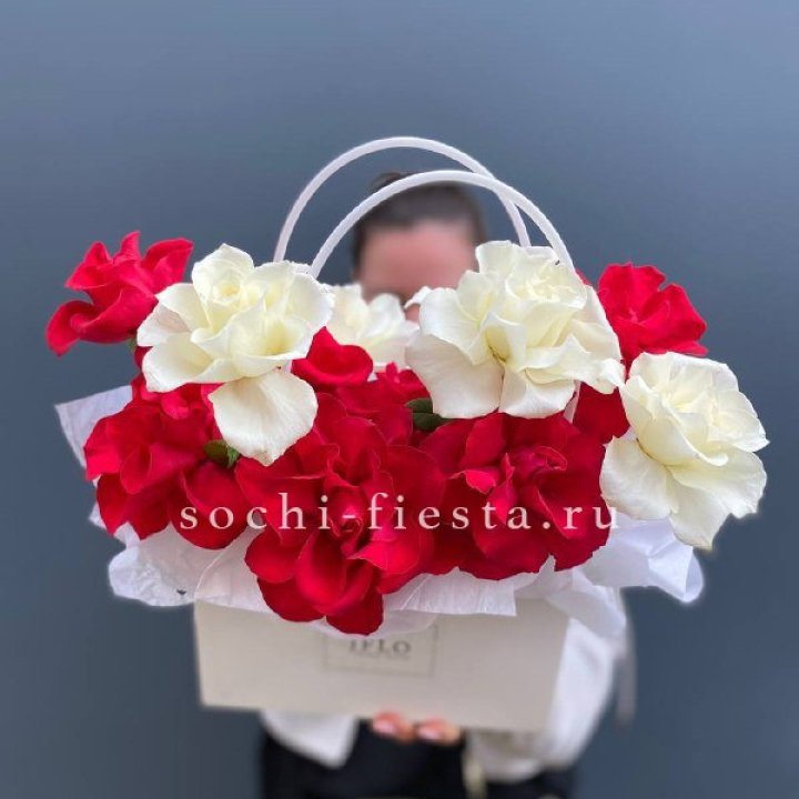 Сумочка  красных и белых роз в Невинномысске