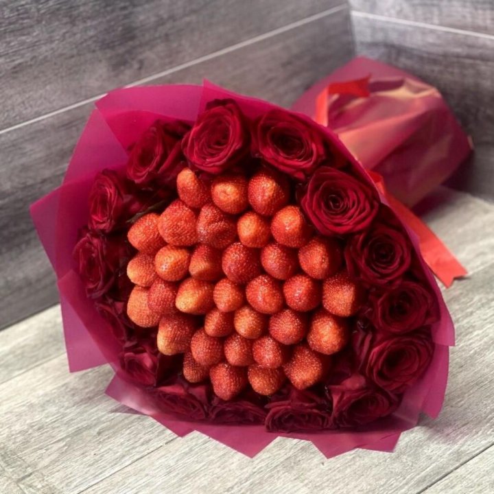 Клубничный букет с розами в Невинномысске