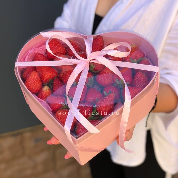 Коробочка сердце  с клубникой в Невинномысске