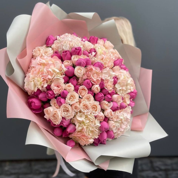 Букет кустовые розы и гортензия в Невинномысске