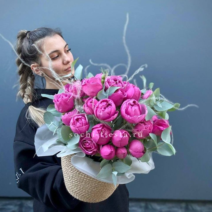 Пионовидные розы  в джутовом кашпо  в Невинномысске