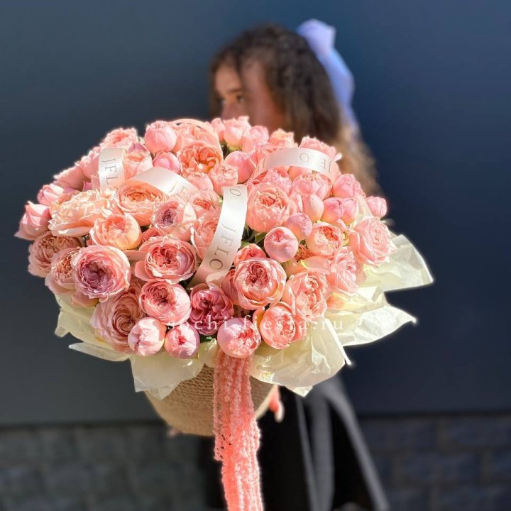 Кустовые розы Джульетта в джутовом кашпо в Невинномысске