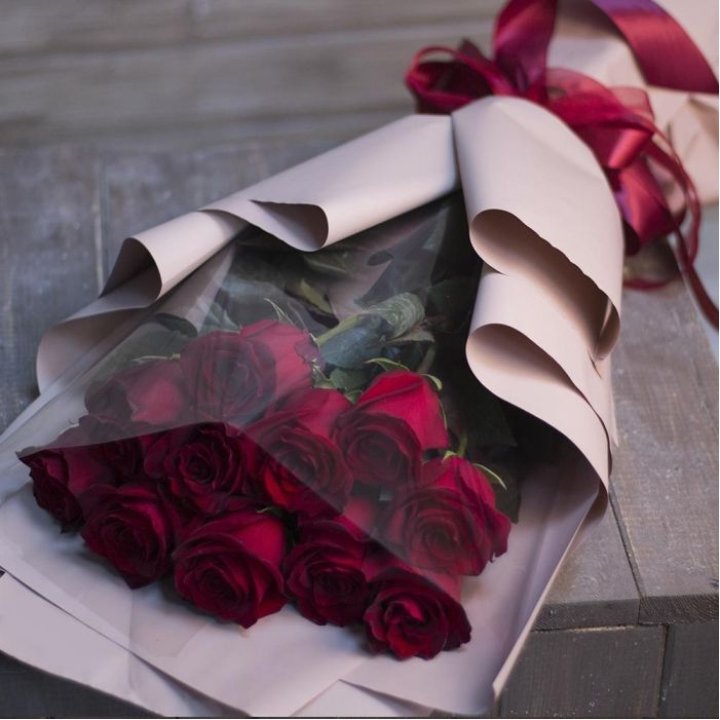 11 голландских роз в оформлении в Невинномысске