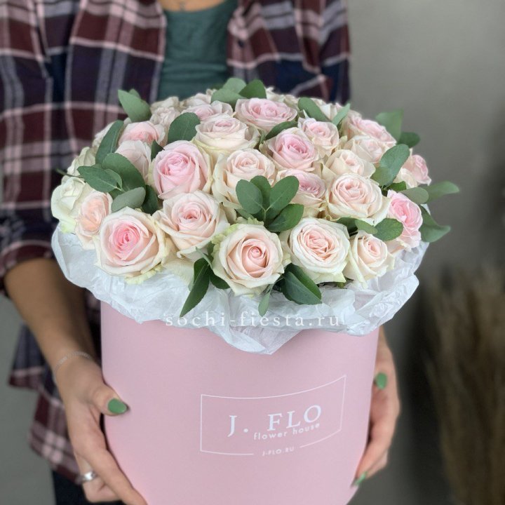 35 розовых роз в цилиндре в Невинномысске