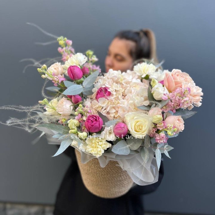 Цветочная композиция в джутовом боксе  в Невинномысске