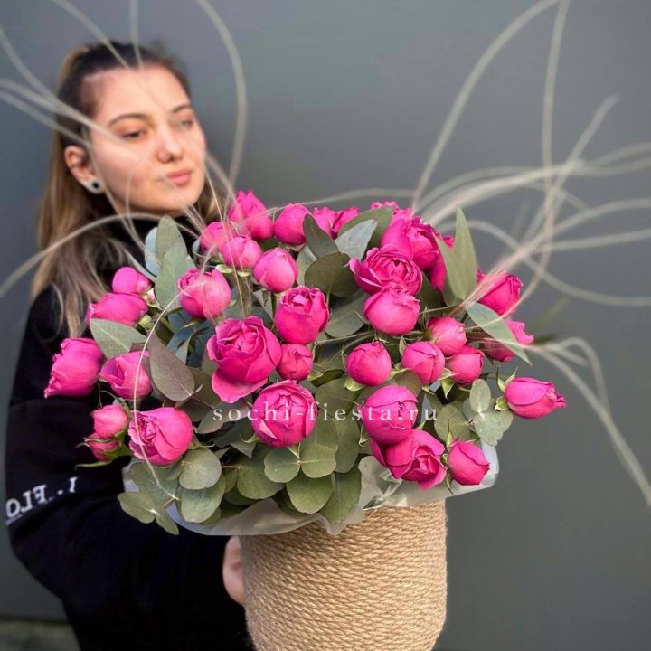 Пионовидные розы Мисти Бабблс в джутовом кашпо в Невинномысске