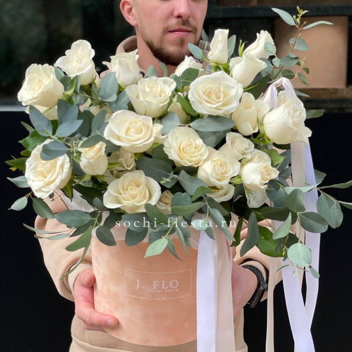 41 белая роз в бархатном боксе в Невинномысске