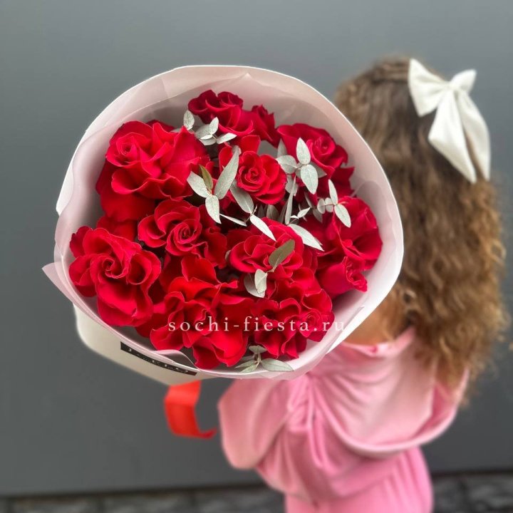 11 Красных французских роз с доставкой в Невинномысске