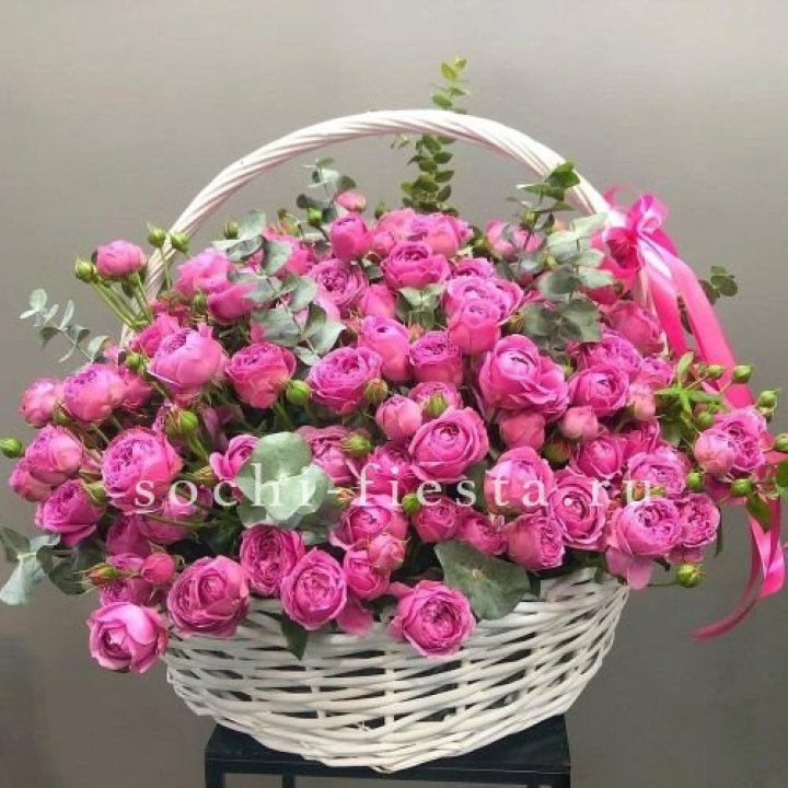 65 пионовидных кустовых роз в корзине в Невинномысске