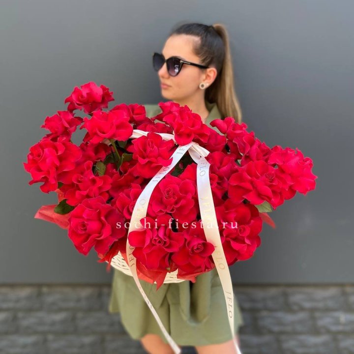 Красные французские розы в корзине в Невинномысске