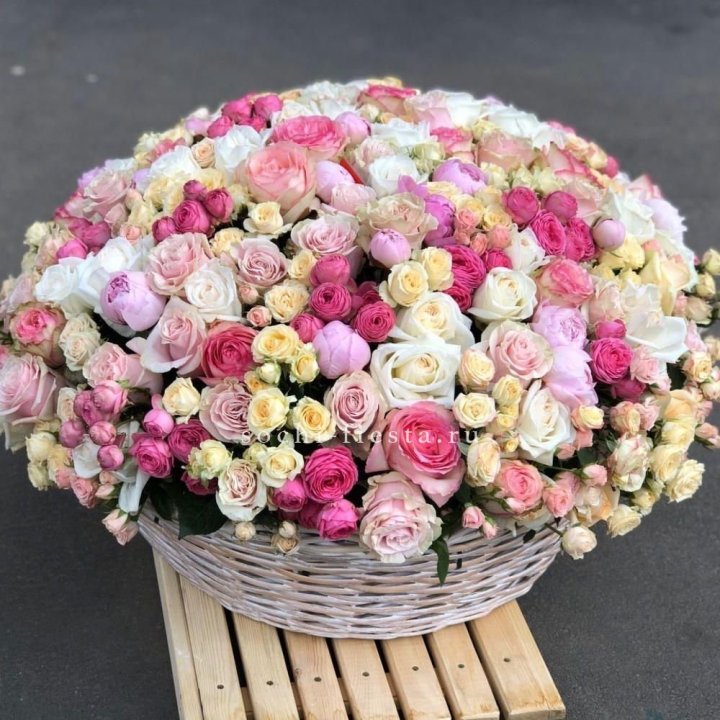 Цветочная корзина из пионов и пионовидных роз "Юниверсити" в Невинномысске