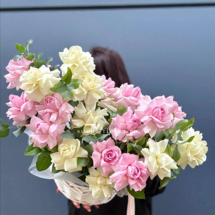 25 Французских роз в корзине в Невинномысске