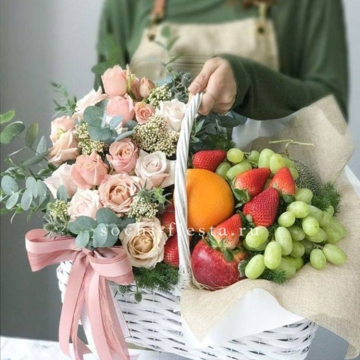 Фруктовая корзина c цветами в Невинномысске