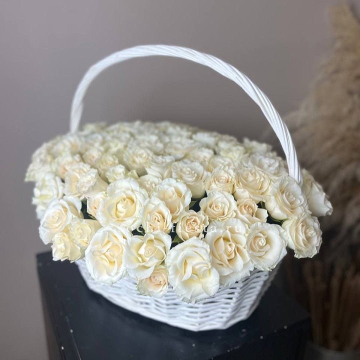 101 белая роза в корзине в Невинномысске