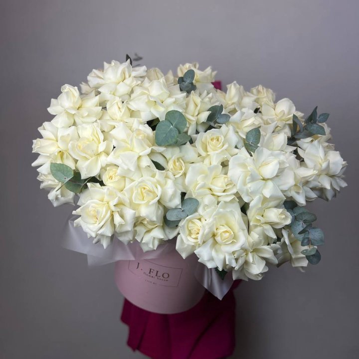 37 белых роз в боксе в Невинномысске