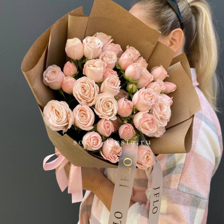 Кустовые розы Бомбастик в крафте в Невинномысске