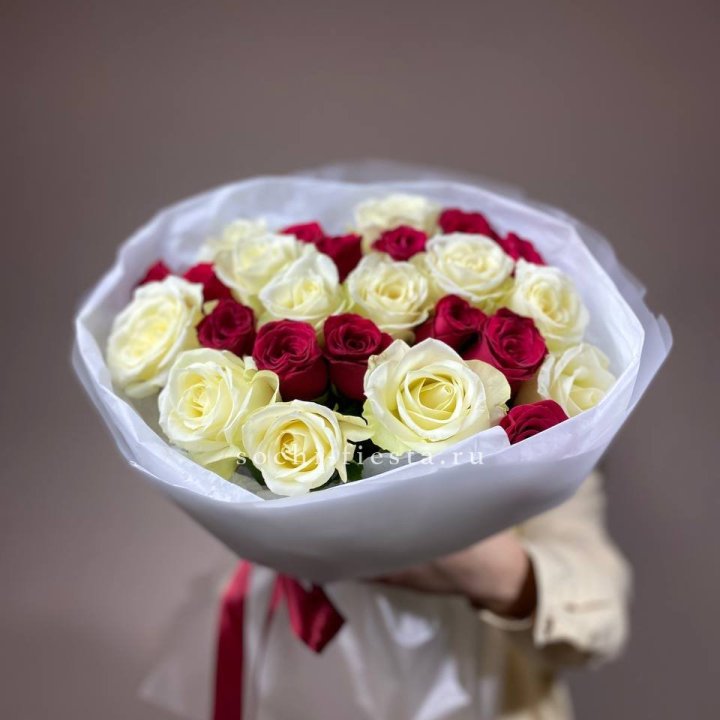Букет их красных и белых 25 роз в Невинномысске
