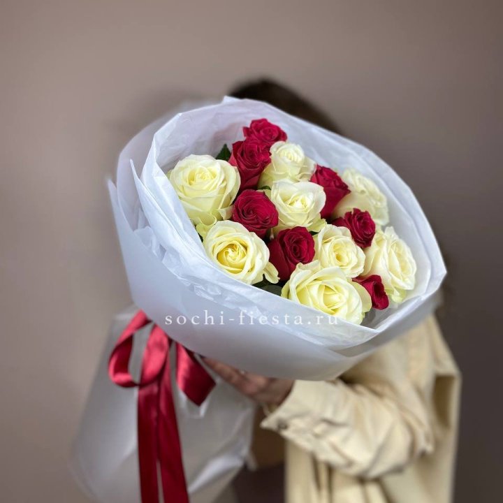 Букет из красных белых 15 роз в Невинномысске