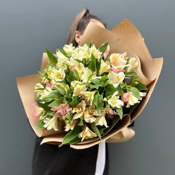 Букет альстромерий в крафте в Невинномысске