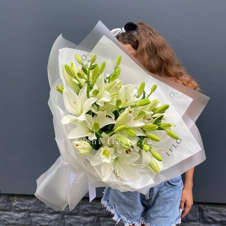 Букет  лилий "Воздушный"  с доставкой в Невинномысске