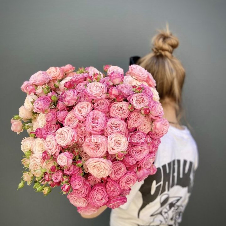 Охапка кустовых роз бомбастик пинк в Невинномысске