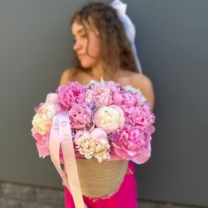 15 пионов в джутовом кашпо в Невинномысске