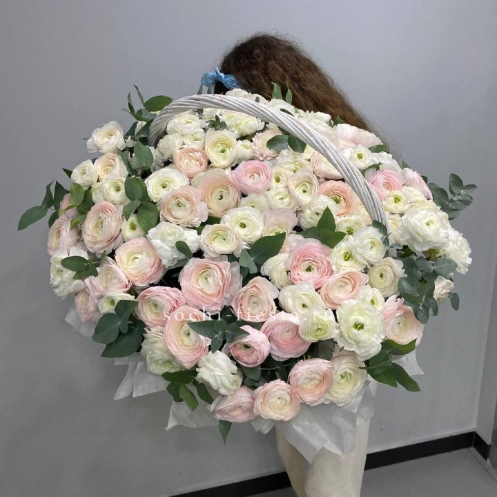 Ранункулюсы в корзине в Невинномысске