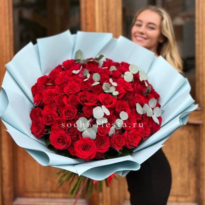 101 красная роза с эвкалиптом в Невинномысске