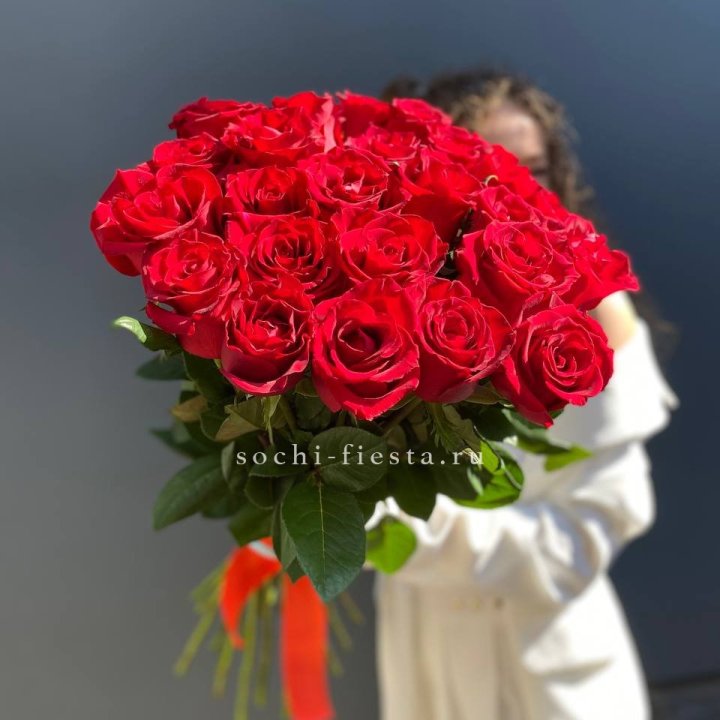 25 высоких красных роз в Невинномысске