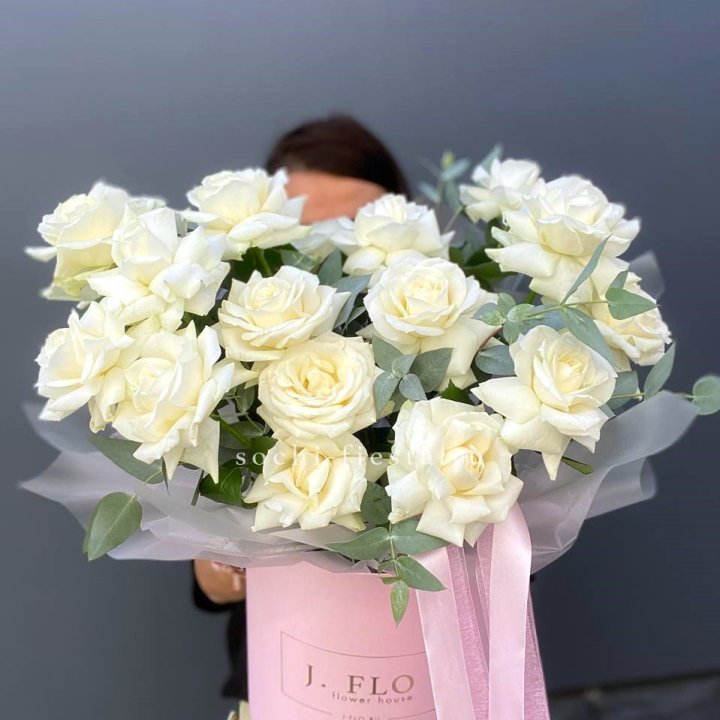 17 Французских белых роз в боксе в Невинномысске