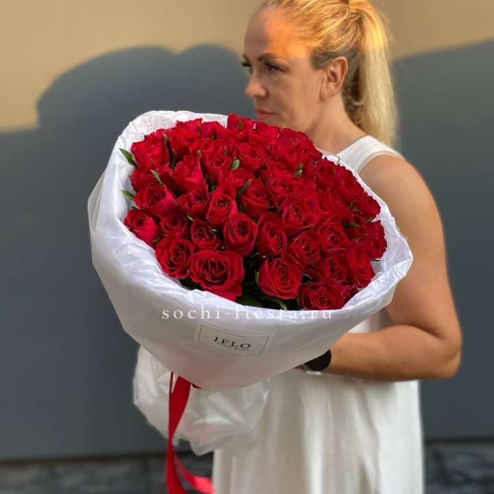 51 роза мадам ред в нежном оформлении с доставкой в Невинномысске