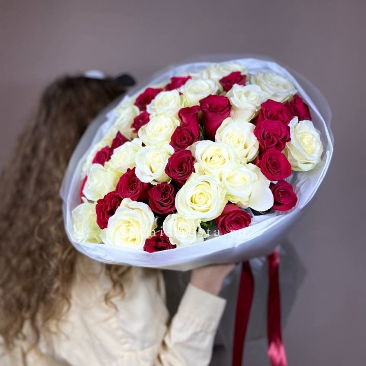 Букет из красных белых 45 роз в Невинномысске