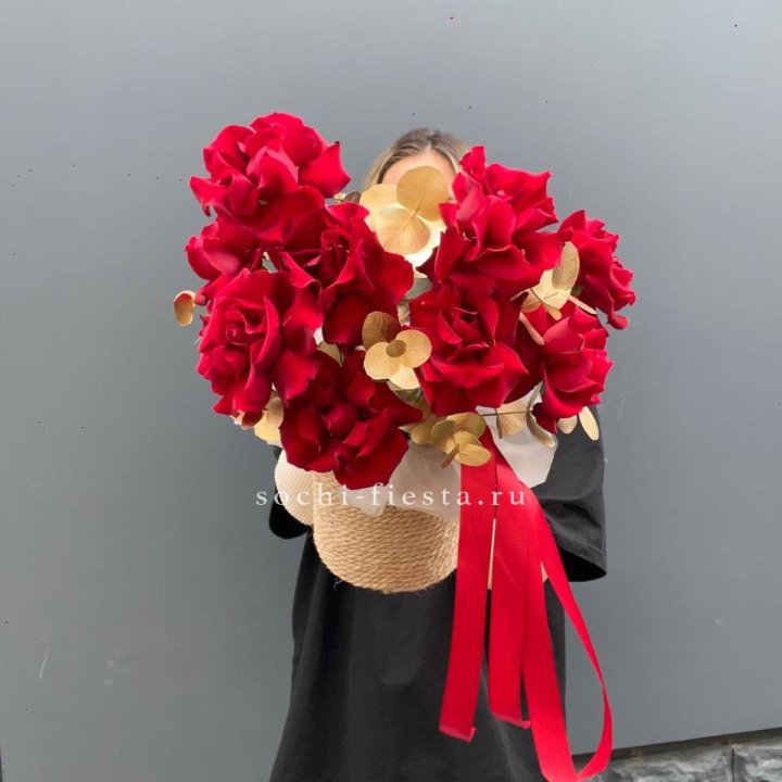 Красные французские розы в джутовом кашпо в Невинномысске