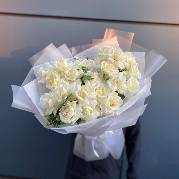 Пышный букет из белых роз в Невинномысске