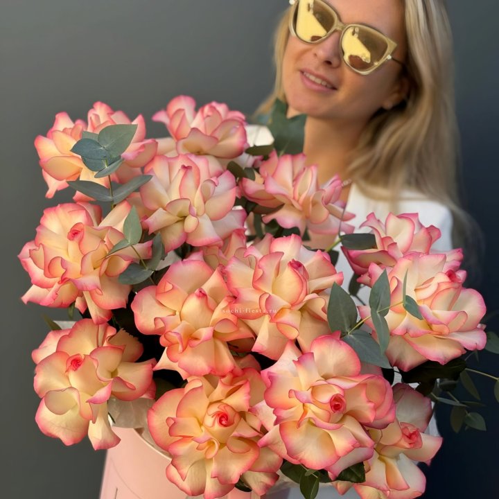 15 французских  роз Джумилия в боксе с доставкой в Невинномысске