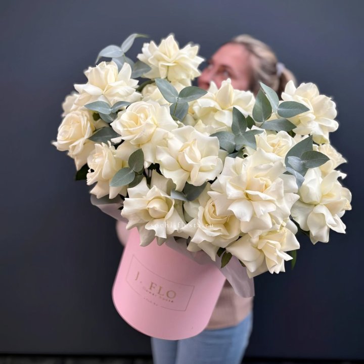 25 Французских белых роз в боксе в Невинномысске