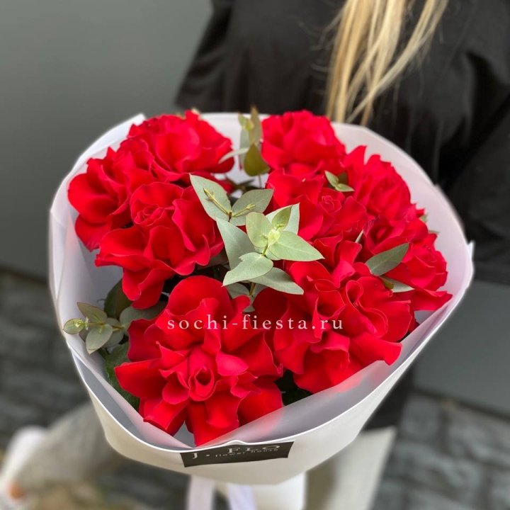 9 Красных французских роз с доставкой в Невинномысске
