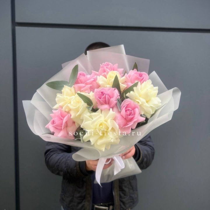 11 бело-розовых роз с доставкой в Невинномысске