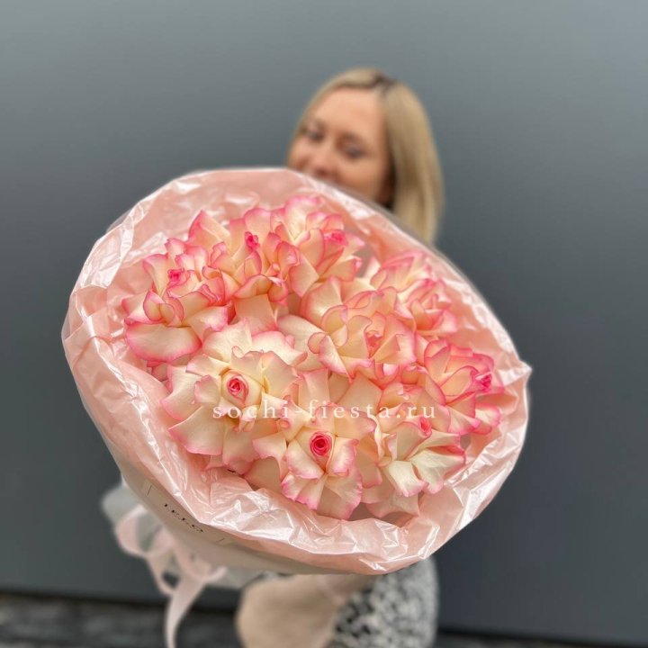 9 французских роз Джумилия в нежном оформлении в Невинномысске