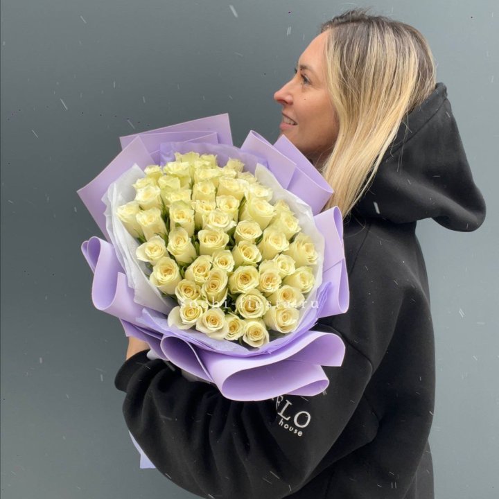 51 белая кенийская роза в оформлении в Невинномысске