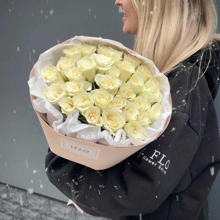 31 белая роза в оформлении в Невинномысске