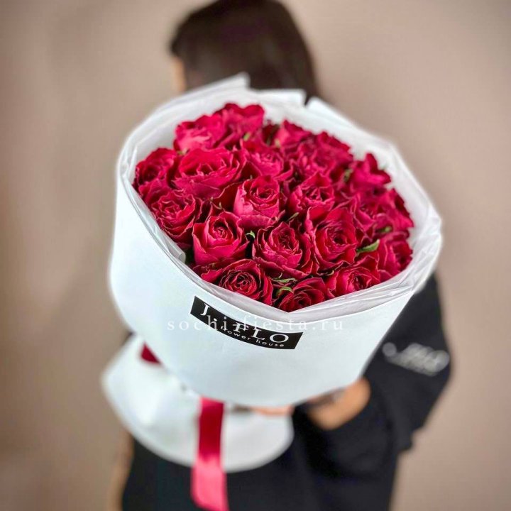 Букет красных роз мадам ред в Невинномысске