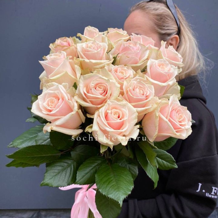15  кремовых высоких роз с доставкой в Невинномысске
