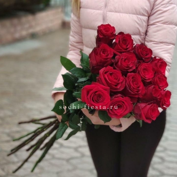 15 высоких красных роз в Невинномысске