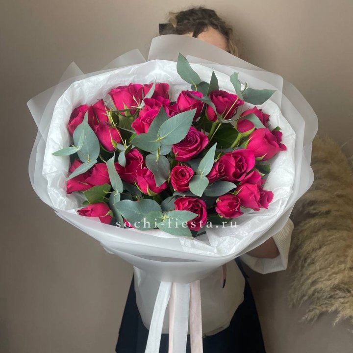 25 малиновых роз с эвкалиптом в Невинномысске
