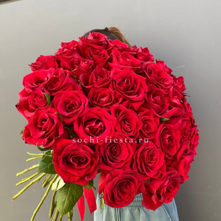 35 красных роз под ленту с доставкой в Невинномысске