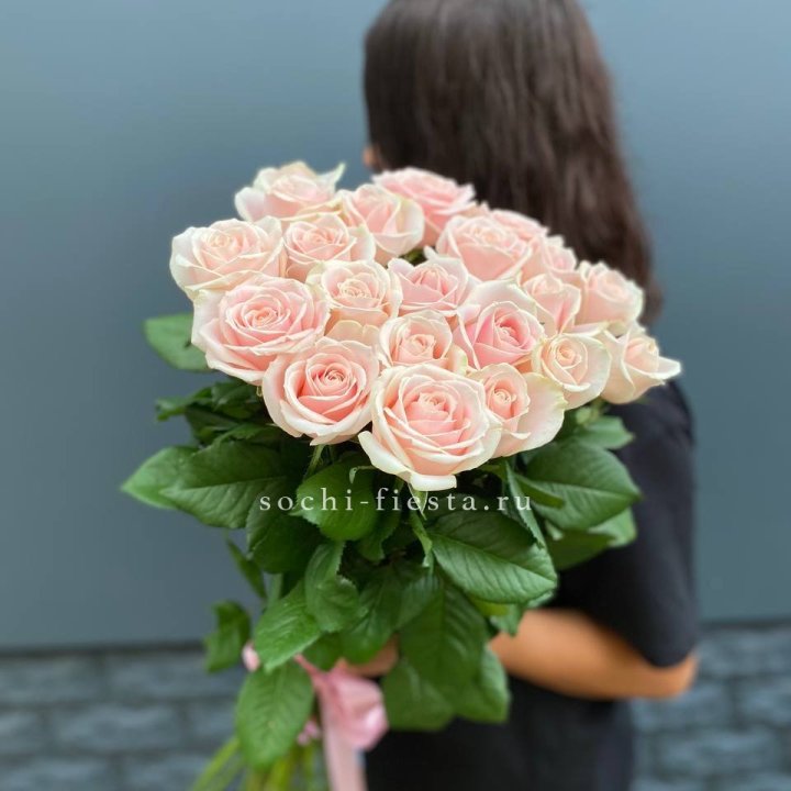 Высокие розовые розы в Невинномысске