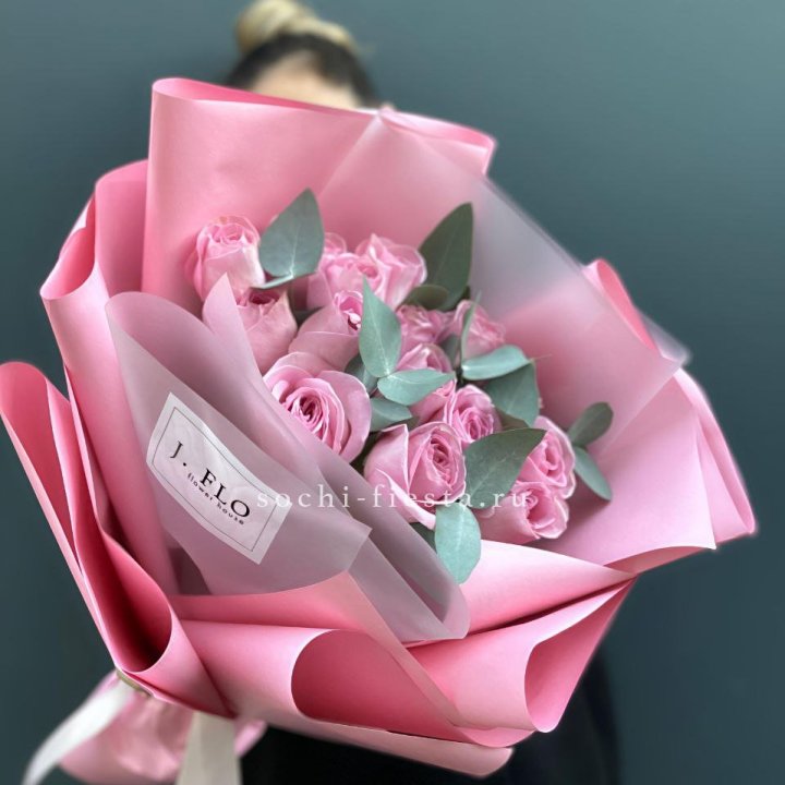 15 Розовых роз с эвкалиптом в Невинномысске